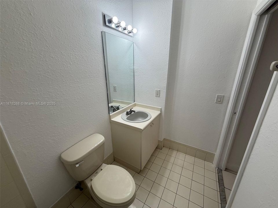 待售: $194,900 (2 贝兹, 2 浴室, 914 平方英尺)