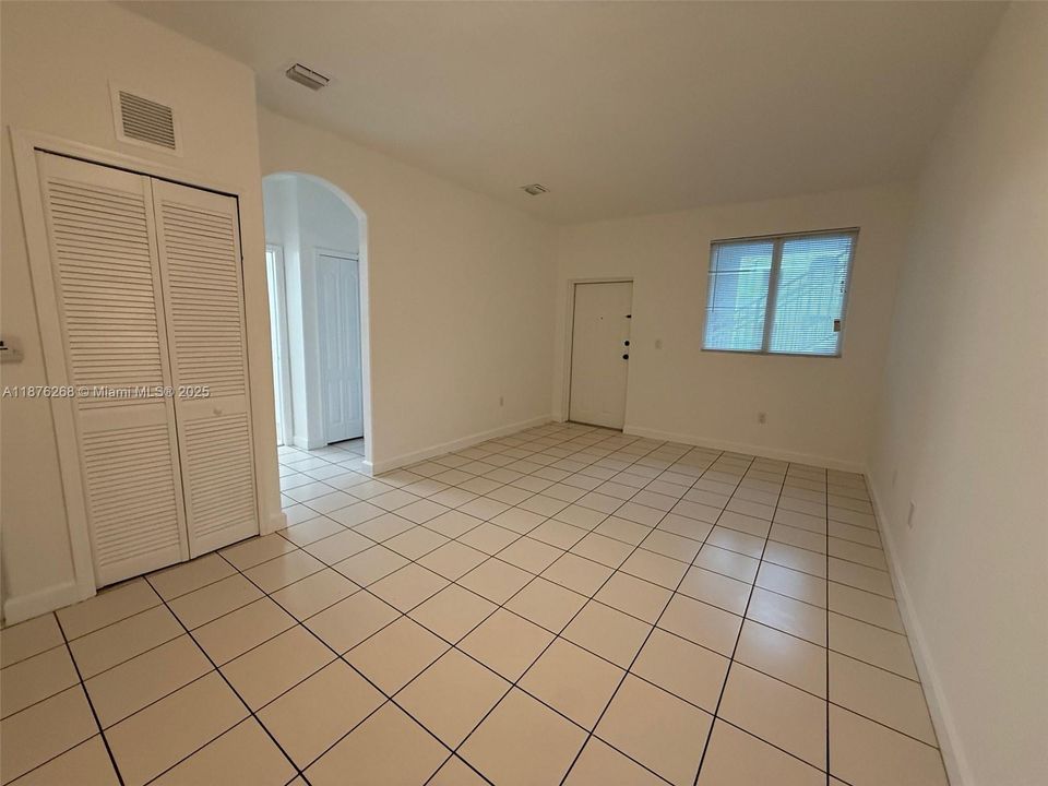 待售: $194,900 (2 贝兹, 2 浴室, 914 平方英尺)