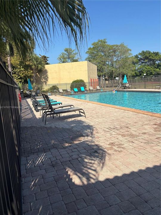 Active With Contract: $332,000 (2 beds, 2 baths, 1302 Square Feet)