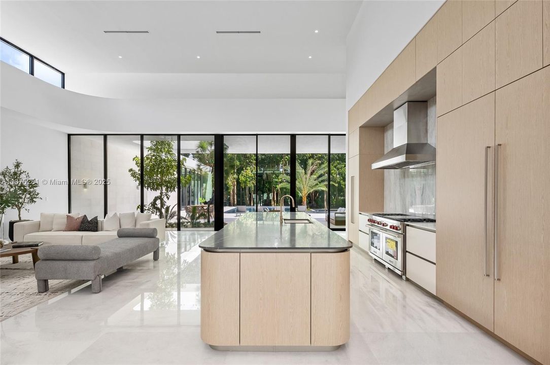 For Sale: $10,995,000 (6 beds, 6 baths, 9578 Square Feet)