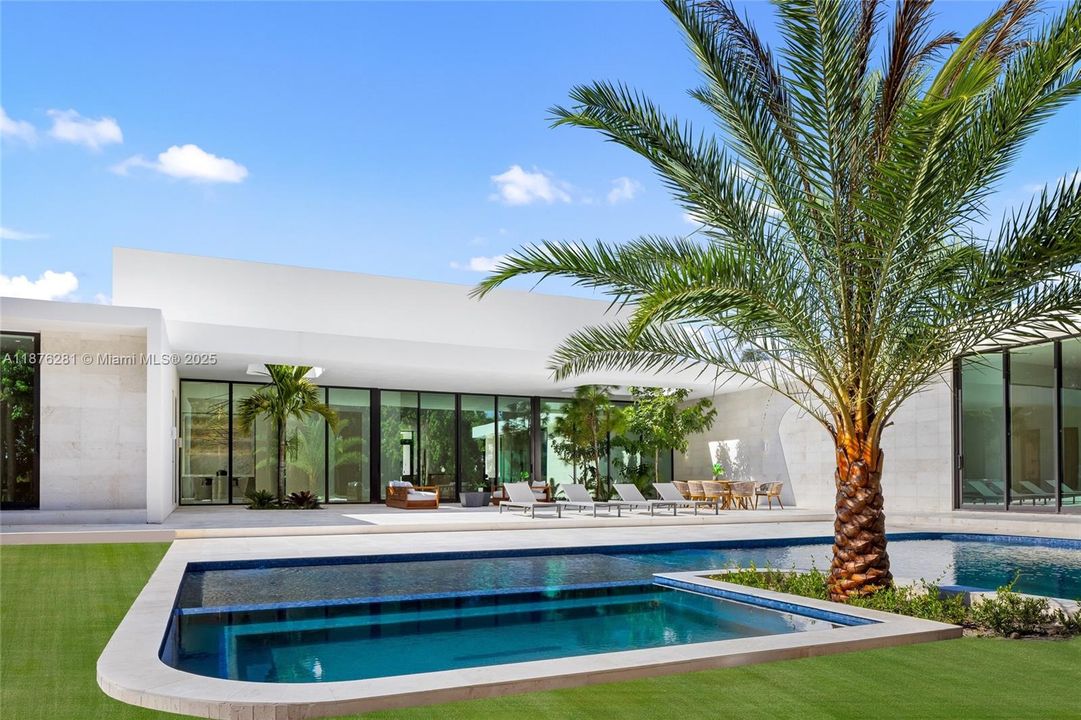 For Sale: $10,995,000 (6 beds, 6 baths, 9578 Square Feet)