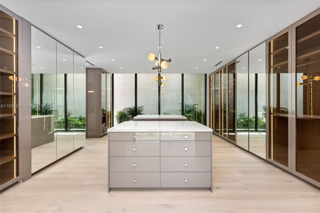 For Sale: $10,995,000 (6 beds, 6 baths, 9578 Square Feet)