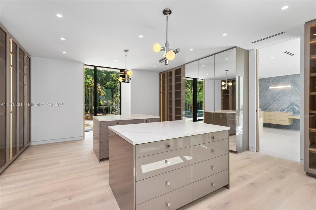 For Sale: $10,995,000 (6 beds, 6 baths, 9578 Square Feet)