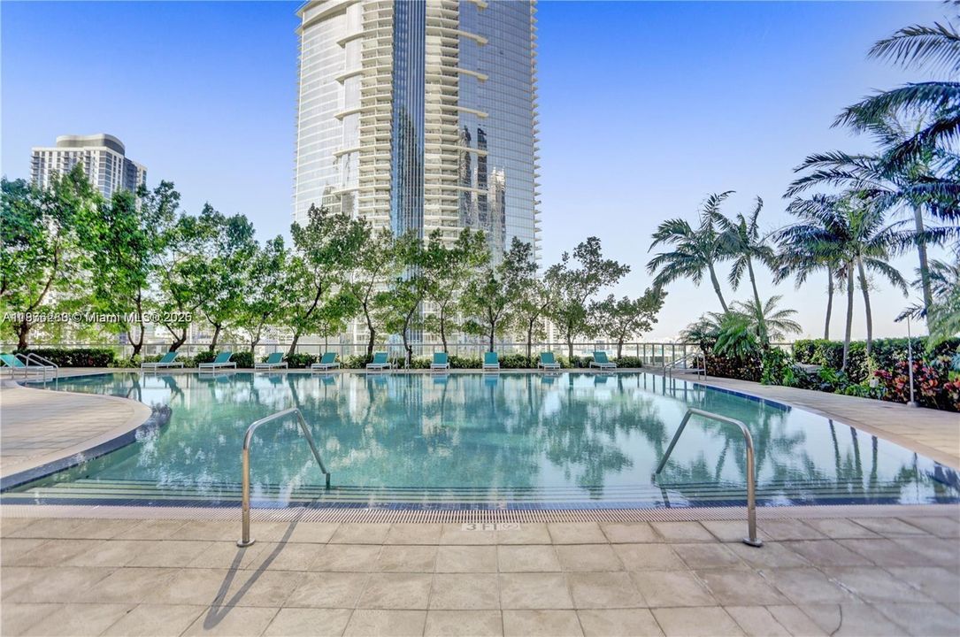 Enjoy stunning panoramic bay views from the resort-style infinity pool deck — the ultimate Downtown Miami retreat.