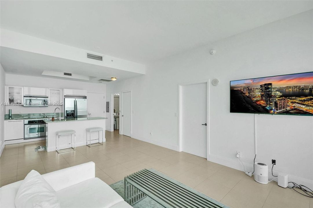 待售: $590,000 (1 贝兹, 1 浴室, 843 平方英尺)