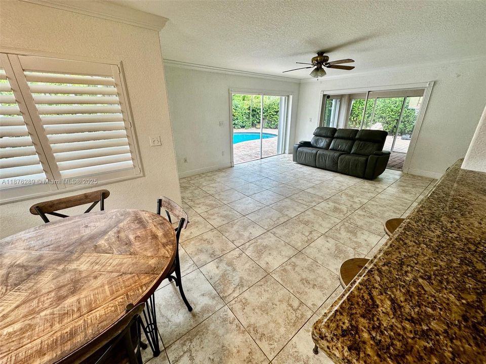 На продажу: $1,325,000 (7 спален, 5 ванн, 5182 Квадратных фут)