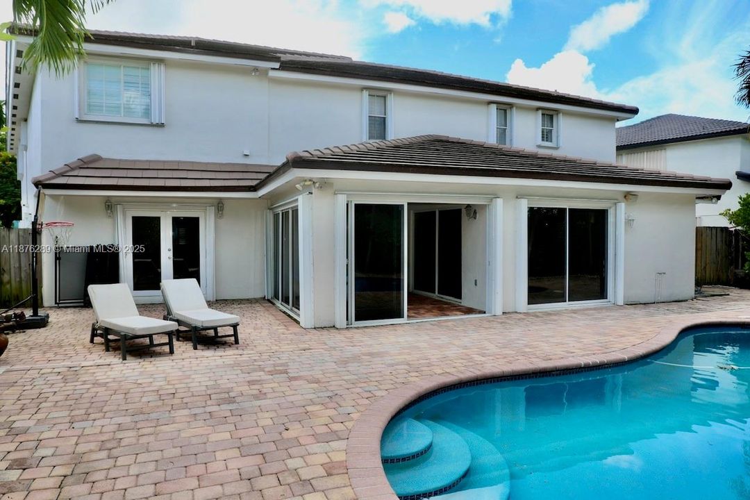 На продажу: $1,325,000 (7 спален, 5 ванн, 5182 Квадратных фут)