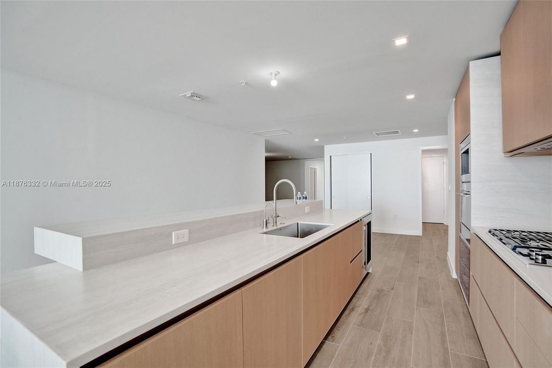 В аренду: $21,900 (3 спален, 3 ванн, 0 Квадратных фут)