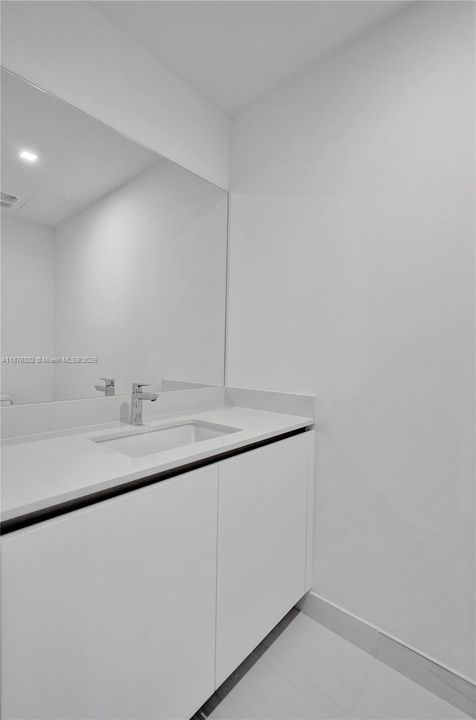 В аренду: $21,900 (3 спален, 3 ванн, 0 Квадратных фут)