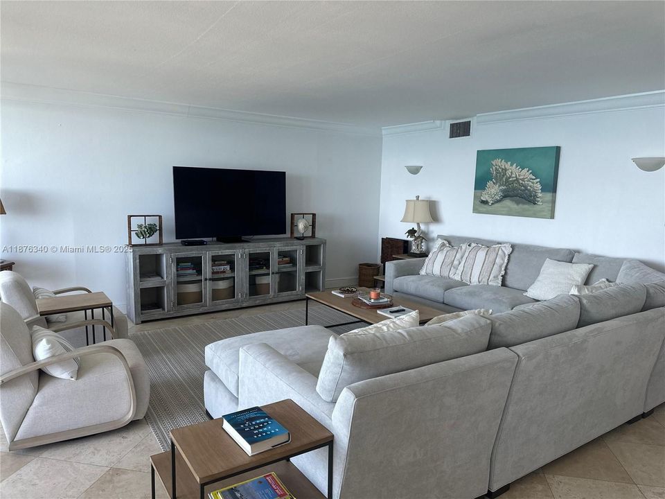 Active With Contract: $8,300 (2 beds, 2 baths, 1875 Square Feet)