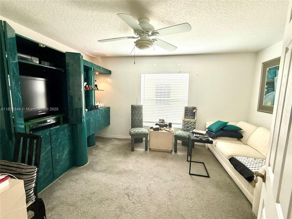 最近售出: $395,000 (3 贝兹, 2 浴室, 1871 平方英尺)