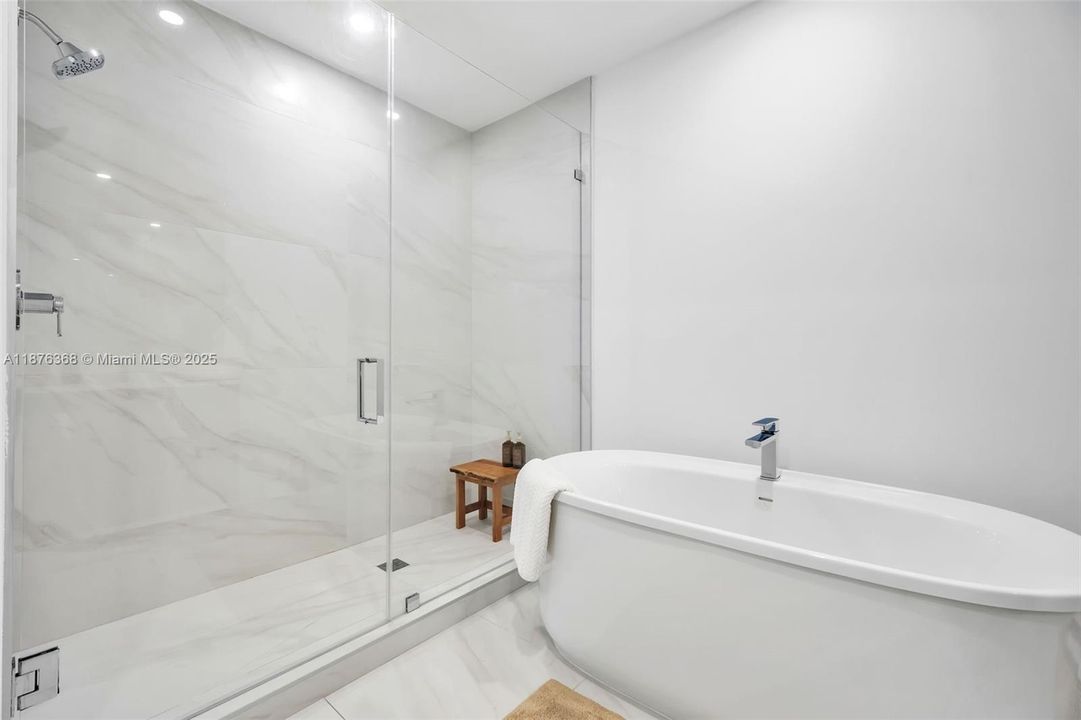 For Sale: $1,425,000 (2 beds, 2 baths, 1361 Square Feet)