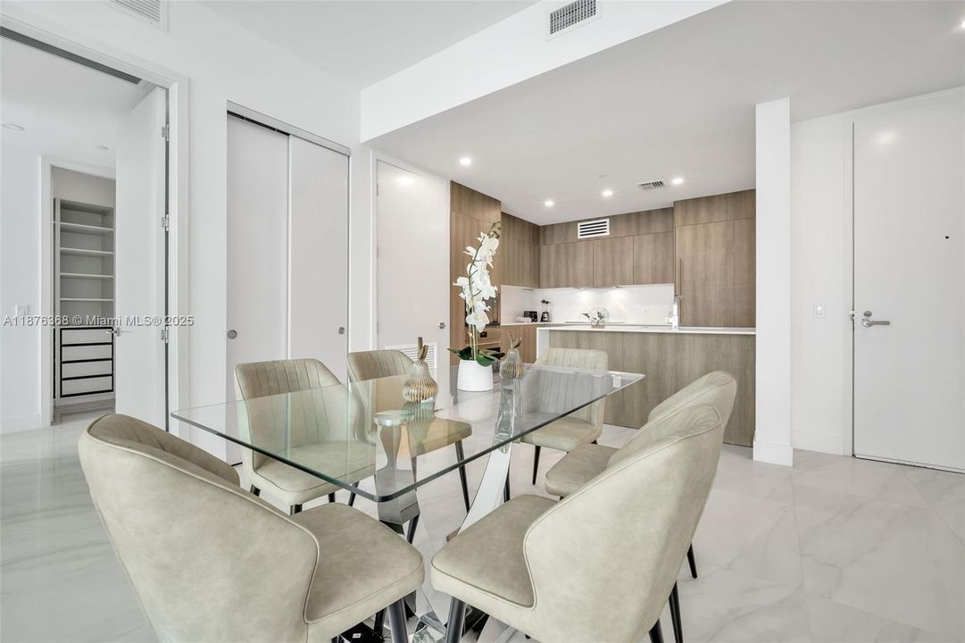 For Sale: $1,425,000 (2 beds, 2 baths, 1361 Square Feet)