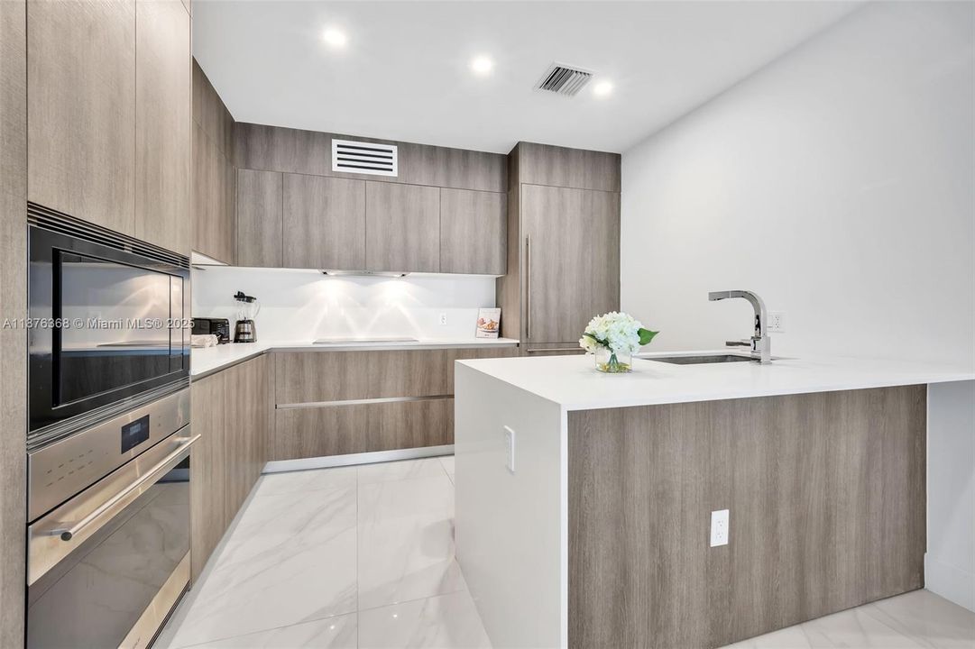 For Sale: $1,425,000 (2 beds, 2 baths, 1361 Square Feet)