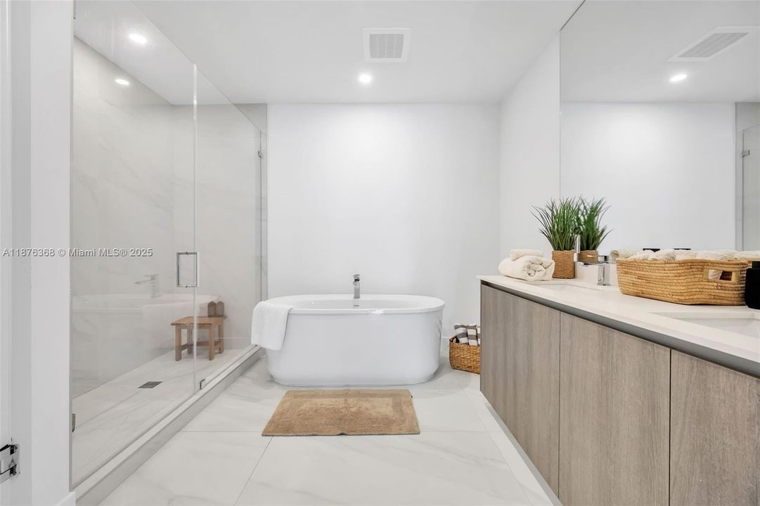 For Sale: $1,425,000 (2 beds, 2 baths, 1361 Square Feet)