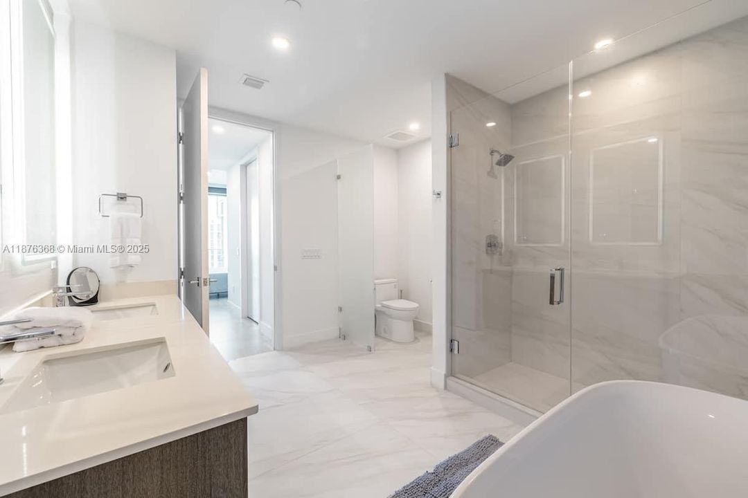 For Sale: $1,425,000 (2 beds, 2 baths, 1361 Square Feet)