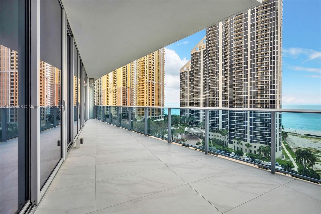For Sale: $1,425,000 (2 beds, 2 baths, 1361 Square Feet)