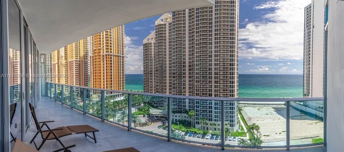 For Sale: $1,425,000 (2 beds, 2 baths, 1361 Square Feet)