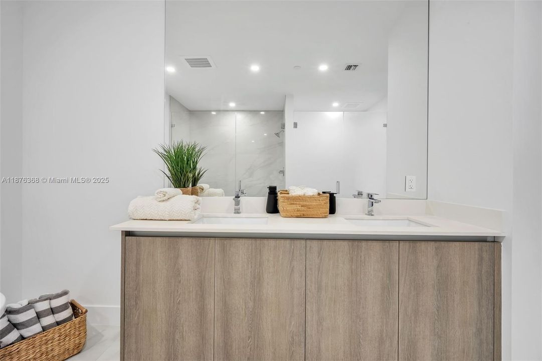 For Sale: $1,425,000 (2 beds, 2 baths, 1361 Square Feet)