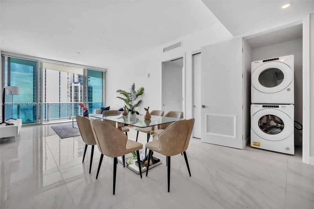 For Sale: $1,425,000 (2 beds, 2 baths, 1361 Square Feet)