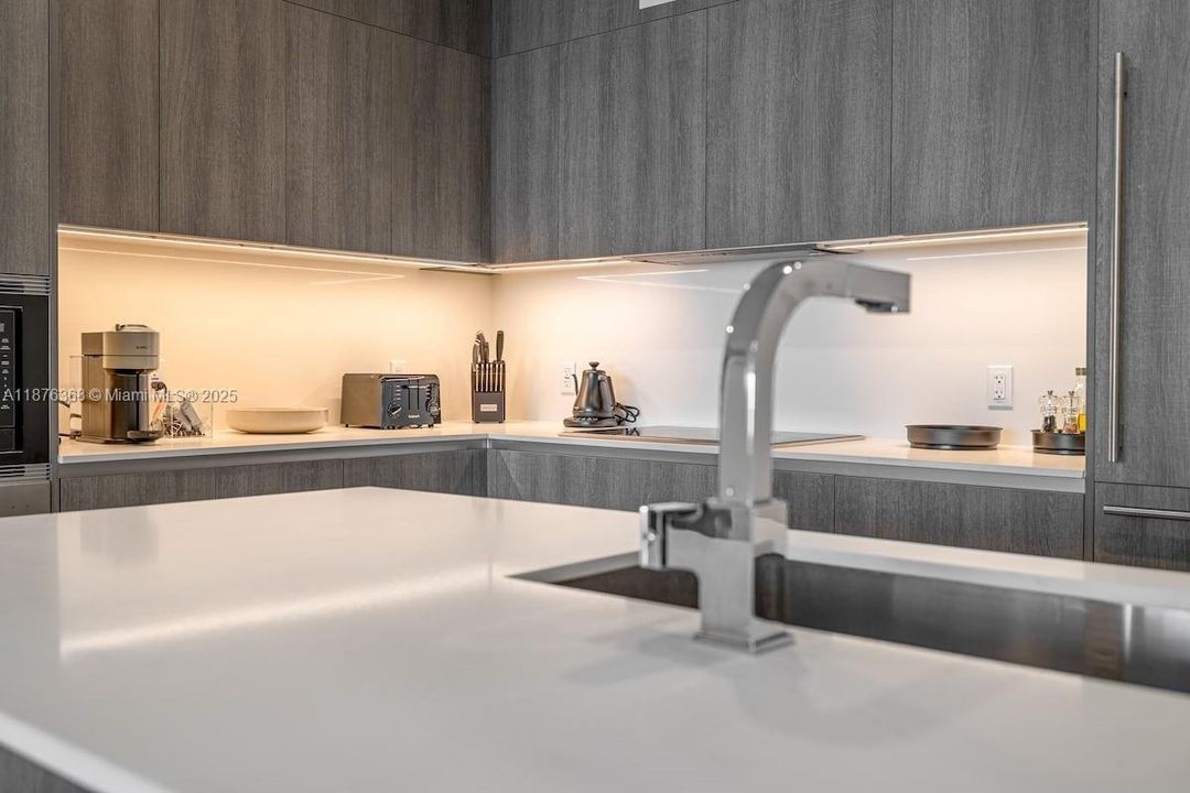 For Sale: $1,425,000 (2 beds, 2 baths, 1361 Square Feet)