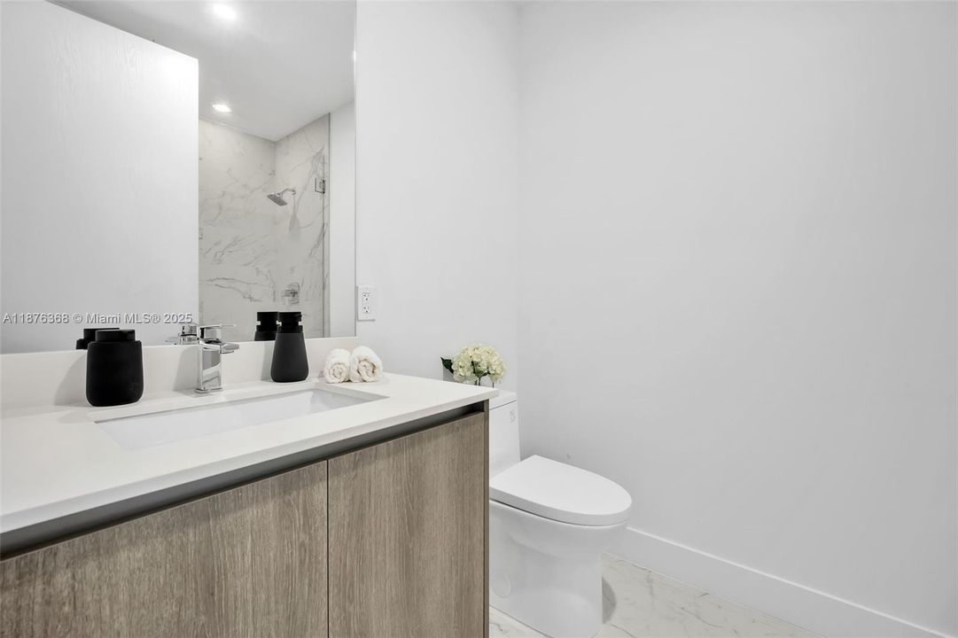 For Sale: $1,425,000 (2 beds, 2 baths, 1361 Square Feet)