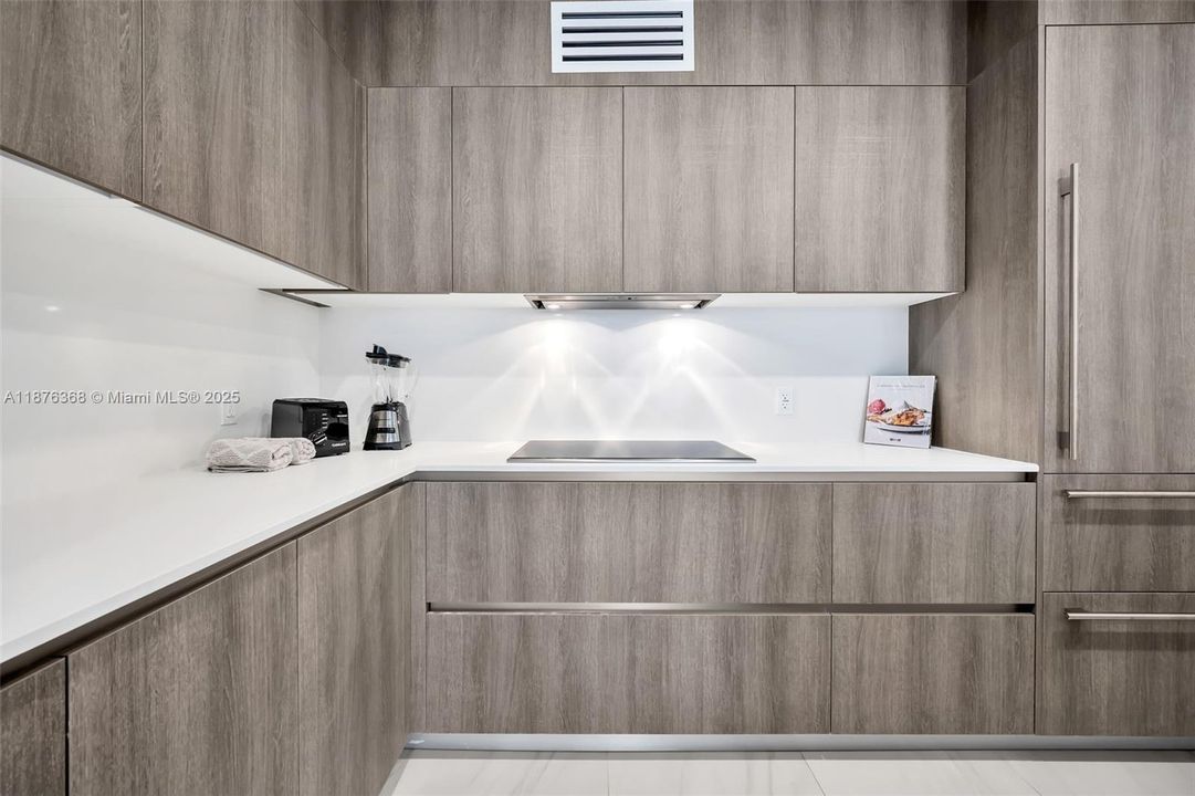 For Sale: $1,425,000 (2 beds, 2 baths, 1361 Square Feet)