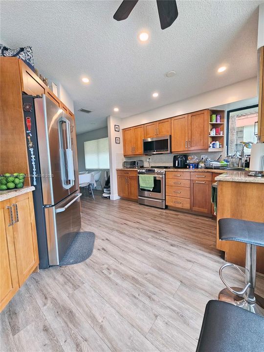 Под контрактом: $3,500 (3 спален, 2 ванн, 1206 Квадратных фут)