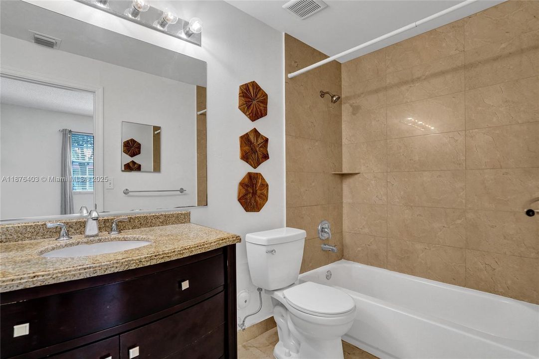 For Sale: $475,000 (2 beds, 2 baths, 1131 Square Feet)