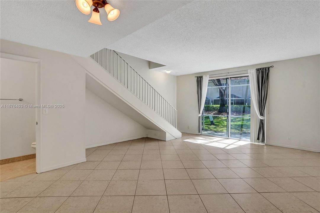 For Sale: $475,000 (2 beds, 2 baths, 1131 Square Feet)