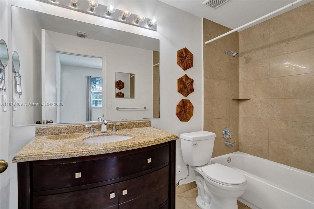 For Sale: $475,000 (2 beds, 2 baths, 1131 Square Feet)