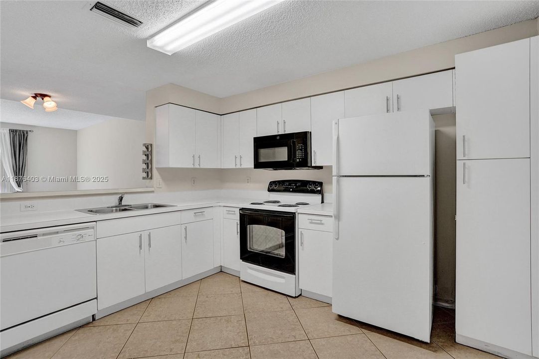 For Sale: $475,000 (2 beds, 2 baths, 1131 Square Feet)
