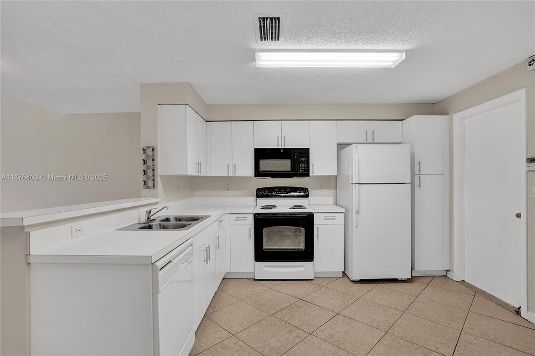 For Sale: $475,000 (2 beds, 2 baths, 1131 Square Feet)