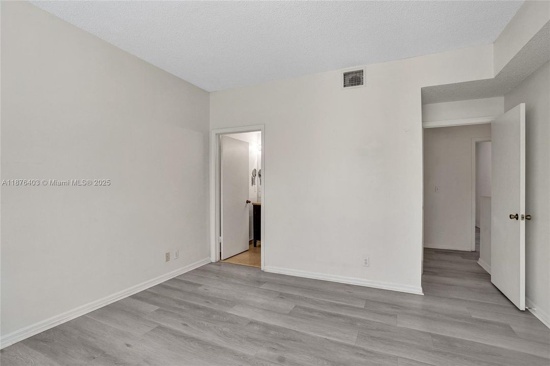 For Sale: $475,000 (2 beds, 2 baths, 1131 Square Feet)