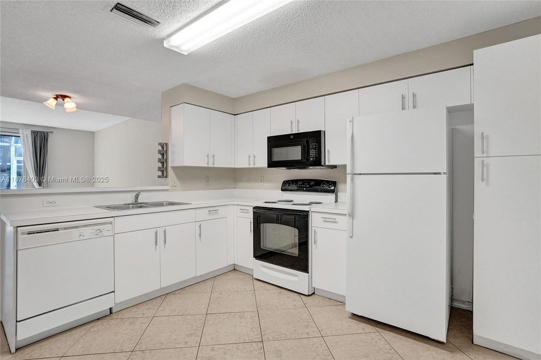 For Sale: $475,000 (2 beds, 2 baths, 1131 Square Feet)