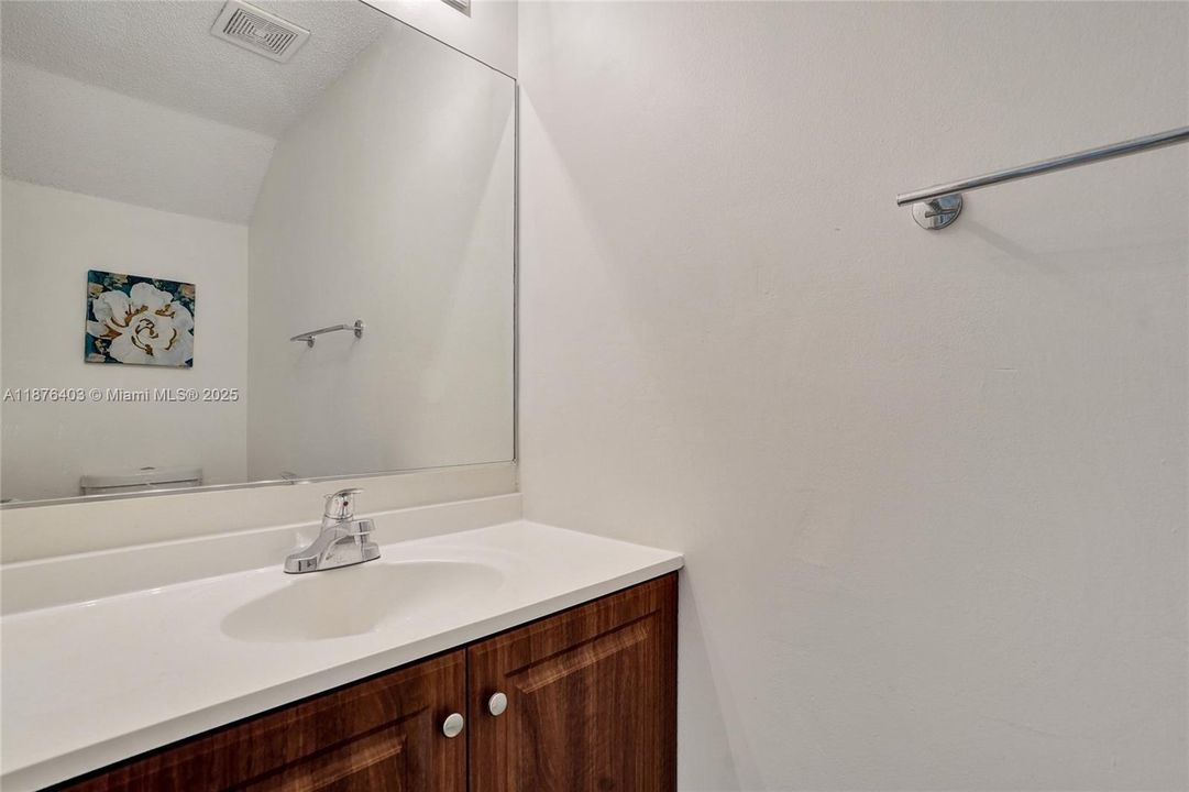 For Sale: $475,000 (2 beds, 2 baths, 1131 Square Feet)