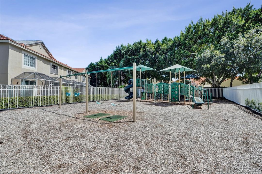 For Sale: $475,000 (2 beds, 2 baths, 1131 Square Feet)