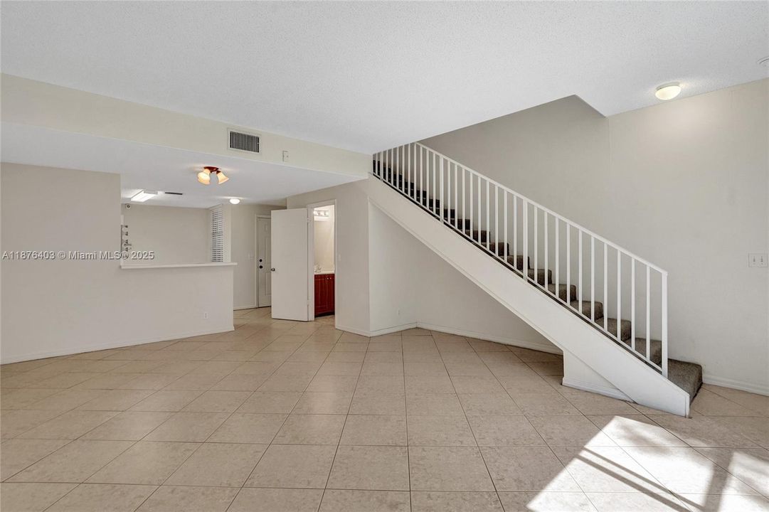 For Sale: $475,000 (2 beds, 2 baths, 1131 Square Feet)