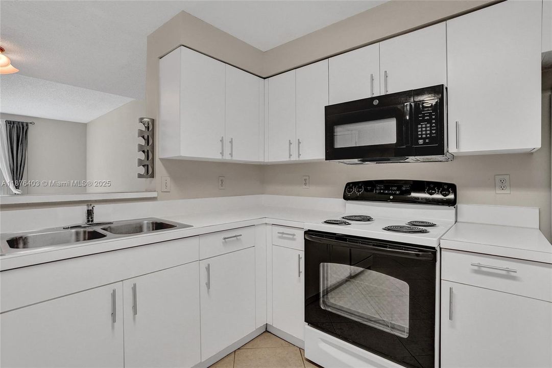 For Sale: $475,000 (2 beds, 2 baths, 1131 Square Feet)