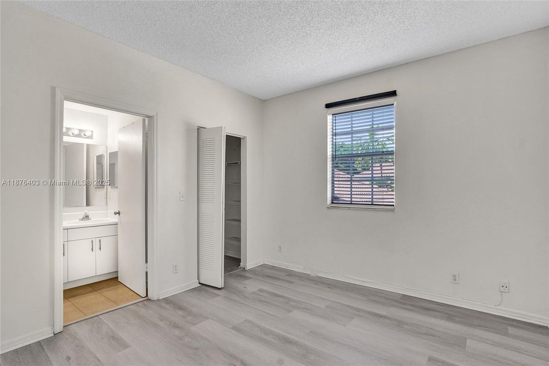 For Sale: $475,000 (2 beds, 2 baths, 1131 Square Feet)