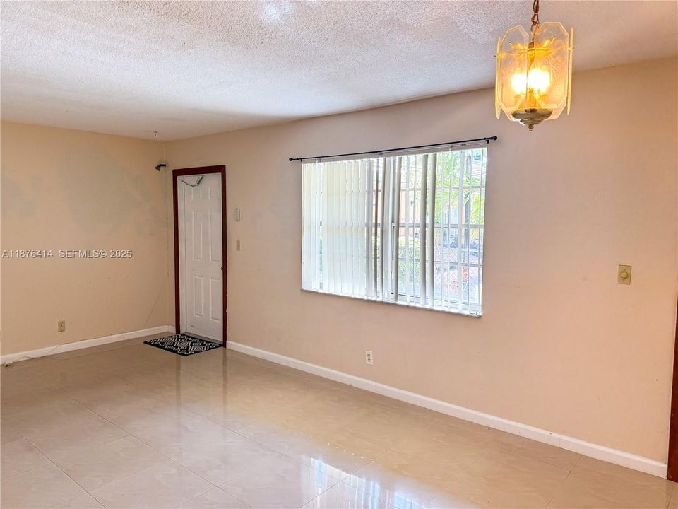 For Sale: $120,000 (2 beds, 1 baths, 650 Square Feet)