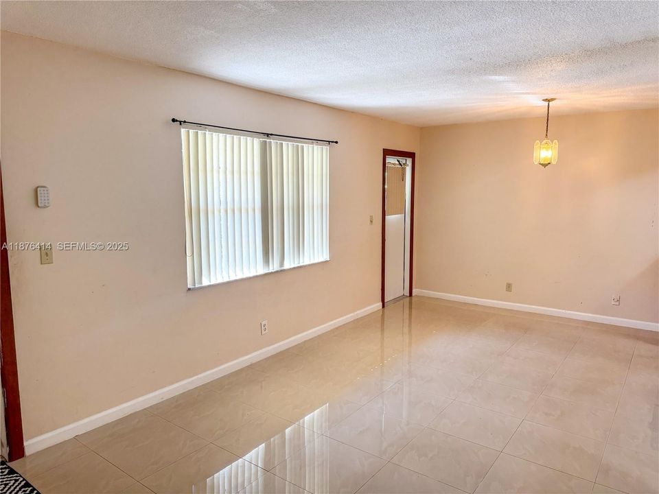 For Sale: $120,000 (2 beds, 1 baths, 650 Square Feet)