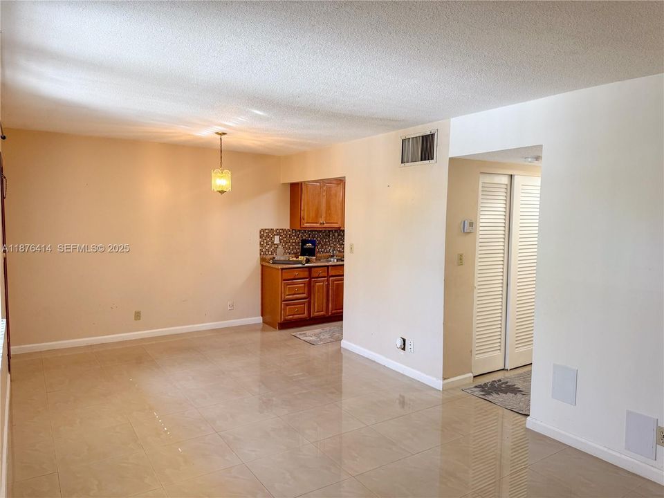 For Sale: $120,000 (2 beds, 1 baths, 650 Square Feet)