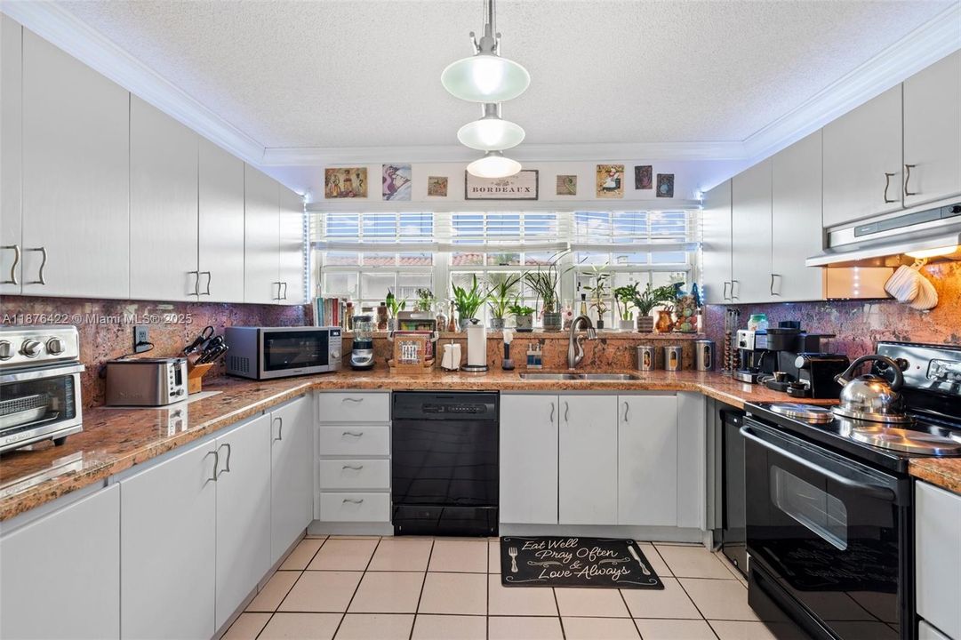 待售: $579,999 (2 贝兹, 2 浴室, 1170 平方英尺)