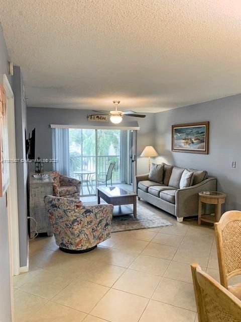 Под контрактом: $2,400 (2 спален, 2 ванн, 991 Квадратных фут)