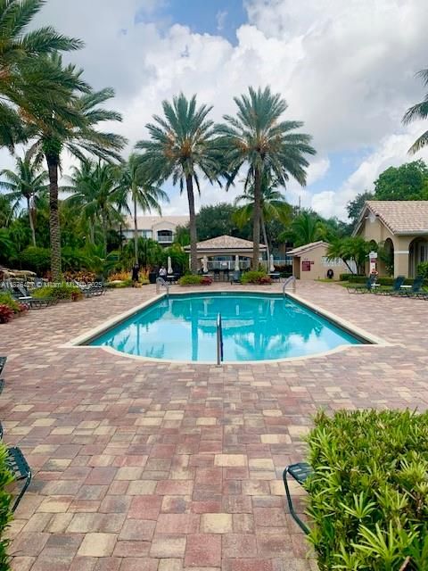 Под контрактом: $2,400 (2 спален, 2 ванн, 991 Квадратных фут)