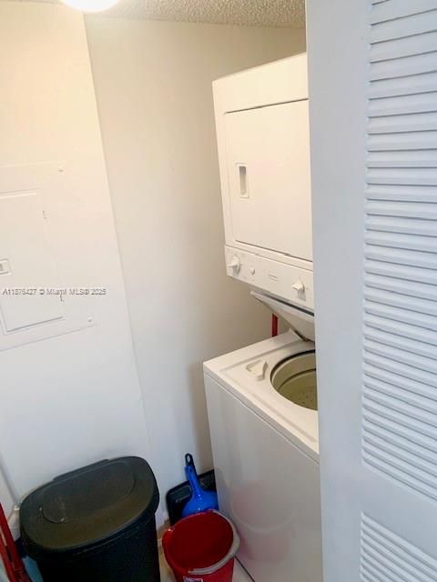 Под контрактом: $2,400 (2 спален, 2 ванн, 991 Квадратных фут)