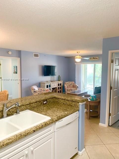 Под контрактом: $2,400 (2 спален, 2 ванн, 991 Квадратных фут)