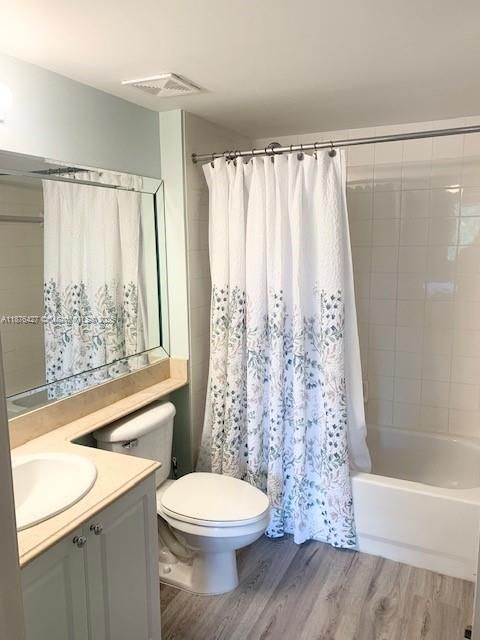 Под контрактом: $2,400 (2 спален, 2 ванн, 991 Квадратных фут)