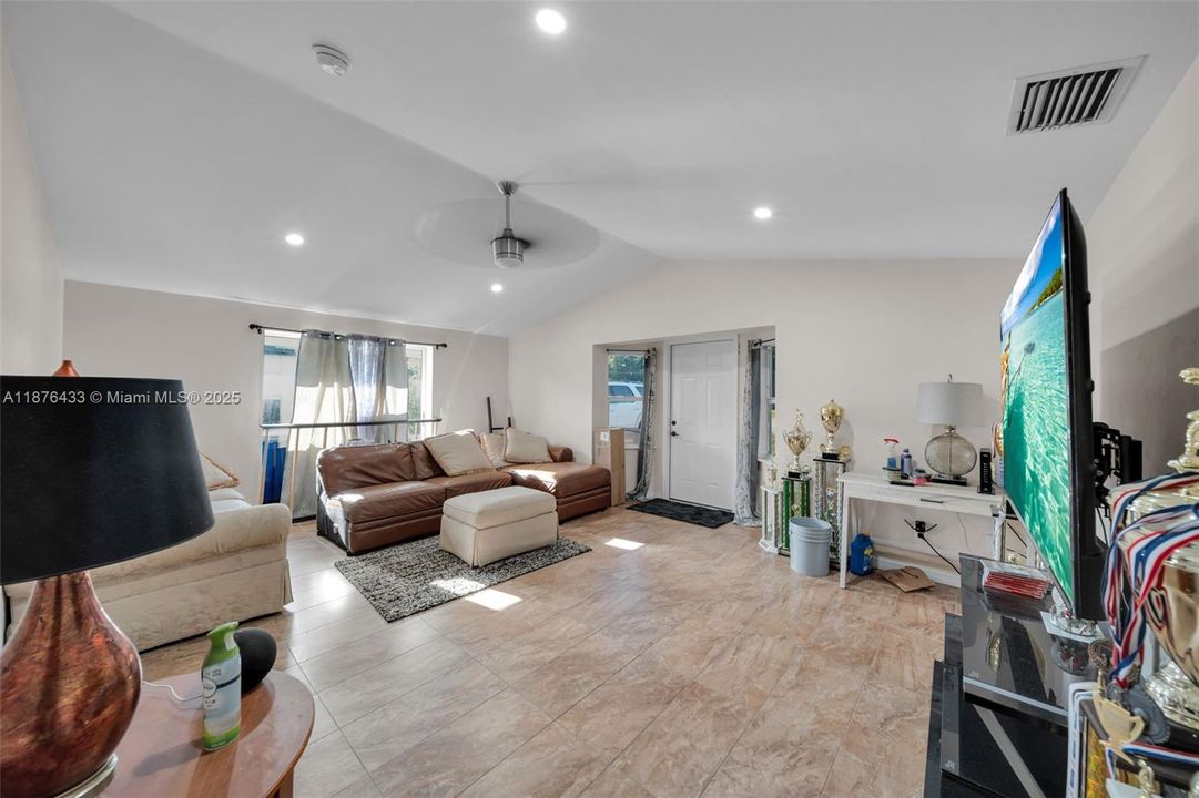 待售: $349,900 (3 贝兹, 2 浴室, 1380 平方英尺)